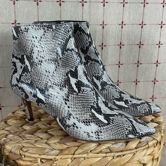 Tony Bianco Elia Snakeskin Embossed Leather Pointed Toe Ankle Boots sz 6 Booties - Picture 2 of 9
